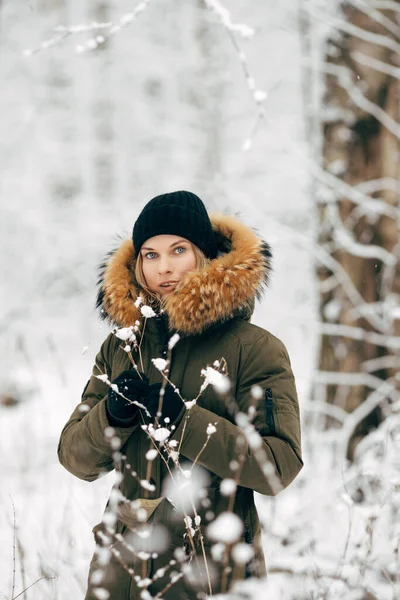 Młoda dziewczyna na tle śnieżnych drzew na spacerze w lesie zimowym — Zdjęcie stockowe