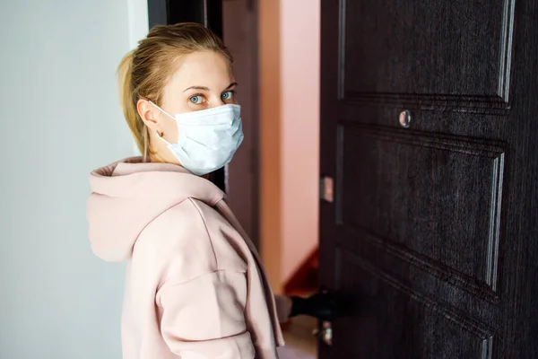 Ragazza nel respiratore apre la porta d'ingresso per uscire — Foto Stock