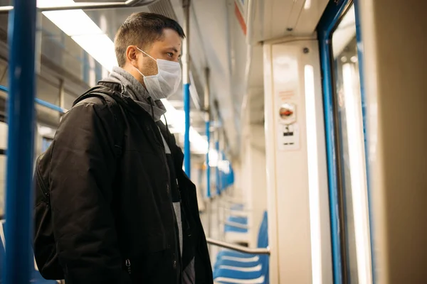 Man in medical mask standing in subway car. — Stock Photo, Image