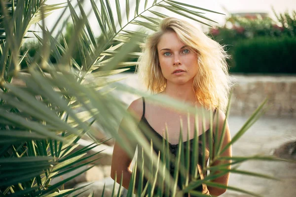 Joven mujer de deporte de moda bonita posando al aire libre en verano en la isla tropical en clima cálido . — Foto de Stock