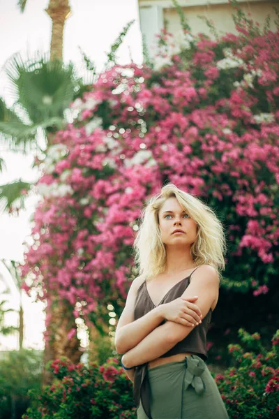 Joven mujer de deporte de moda bonita posando al aire libre en verano en la isla tropical en clima cálido . — Foto de Stock