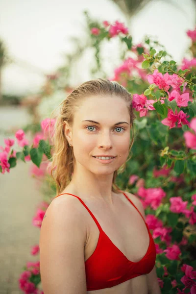 Jovem mulher esporte de moda bonita posando ao ar livre no verão na ilha trópica em clima quente em biquíni na festa na piscina — Fotografia de Stock