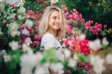 Yazın tropik adada, sıcak havada poz veren genç, güzel bir moda sporcusu. Fotoğrafın kasıtlı bir FİLM GREN 'i var