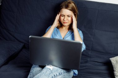 Gülümseyen hippi kız, arkadaşlarıyla laptopta konuşuyor. Neşeli kız öğrenci, taşınabilir bilgisayarla çalışıyor..