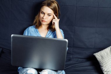 Gülümseyen hippi kız, arkadaşlarıyla laptopta konuşuyor. Neşeli kız öğrenci, taşınabilir bilgisayarla çalışıyor..