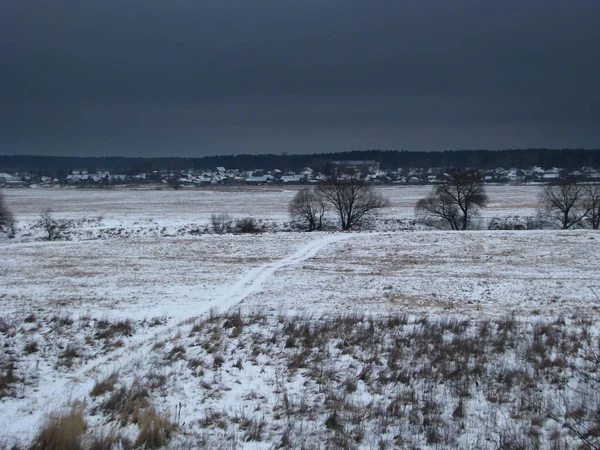 Kış manzarası. Açık alanda bulutlu bir akşam.