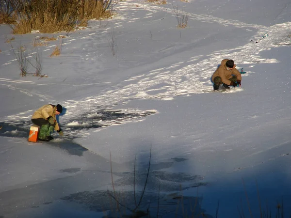 Два Рыбака Ловят Рыбу Замерзшей Реке — стоковое фото