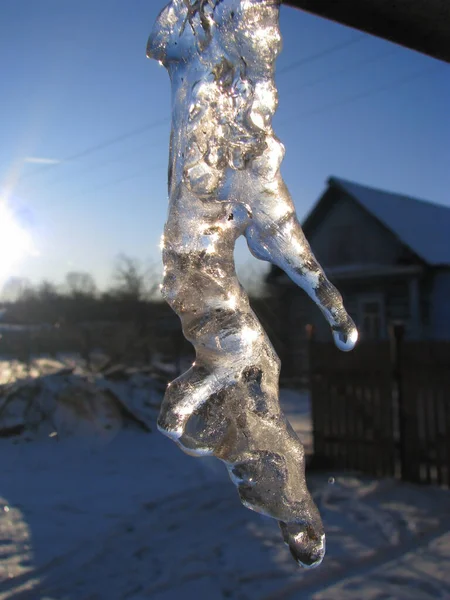 Ein Großer Gebogener Eiszapfen Blendet Sonnenlicht — Stockfoto