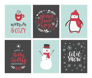 Elle yazılmış Noel tebrik kartları seti. Penguen, kardan adam, sıcak kakao, Noel ağacı, kar taneleri, kış çelengi..