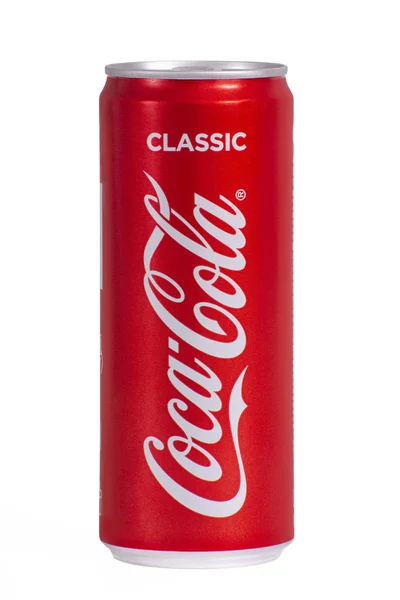 330 ml. 12 ounce klassieke Coca Cola fles kan worden geïsoleerd op witte achtergrond. Coca-Cola, Coke is de meest populaire koolzuurhoudende frisdrank dranken verkocht over de hele wereld — Stockfoto