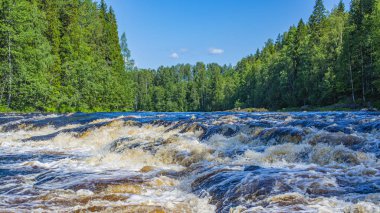 Yazın güneşli bir günde Shuya nehrinde eşik