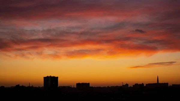 Beau ciel au coucher du soleil sur la ville — Photo