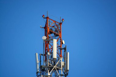 Telekomünikasyon kulesi 4G ve 5G hücresel. Hücre Alanı Üs İstasyonu. Kablosuz İletişim Anten Vericisi. Mavi gökyüzüne karşı antenli telekomünikasyon kulesi.