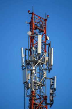 Telekomünikasyon kulesi 4G ve 5G hücresel. Hücre Alanı Üs İstasyonu. Kablosuz İletişim Anten Vericisi. Mavi gökyüzüne karşı antenli telekomünikasyon kulesi.