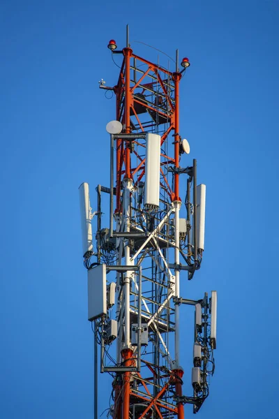 Telekomünikasyon kulesi 4G ve 5G hücresel. Hücre Alanı Üs İstasyonu. Kablosuz İletişim Anten Vericisi. Mavi gökyüzüne karşı antenli telekomünikasyon kulesi.