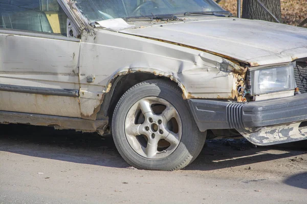 Roestig wiel van een zeer oude auto — Stockfoto