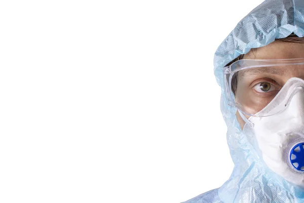 Hombre con traje protector blanco, máscara, gafas y guantes sobre fondo blanco, amenaza pandémica de coronavirus. Epidemia, pandemia de coronavirus covid 19. Doctor, paciente en respirador . —  Fotos de Stock
