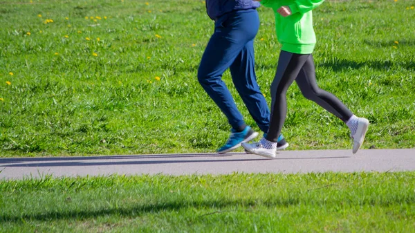 Piedi di corridori che fanno jogging nel parco — Foto Stock