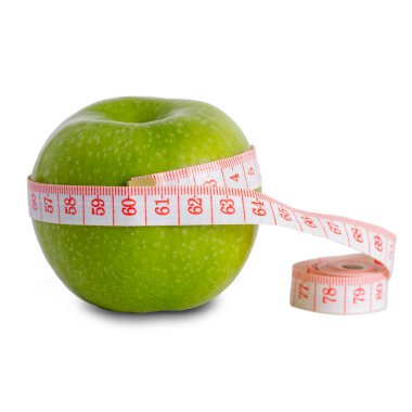 Beyaz arka planda, bir santimetre boyunda yeşil bir elma ideal bir belin altmış santimetre boyutunu gösterir. - Yakın çekim. İzole edilmiş.