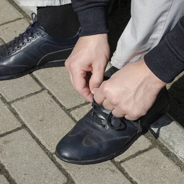 Sapatos masculinos amarrando shoelaces.men usam sapatos de casamento — Fotografia de Stock