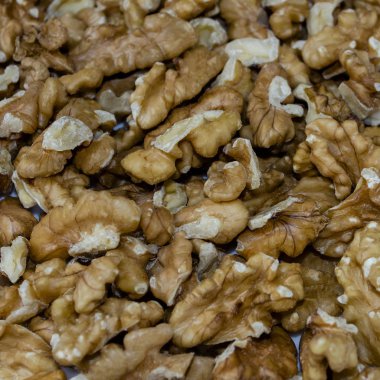 Soyulmuş ceviz çekirdeği olan beyaz bir plaka, yakın çekim, üst görüş, yan görüş.