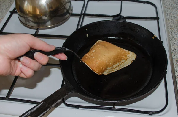 Frying pancakes on a cast iron skillet — Stock Photo, Image