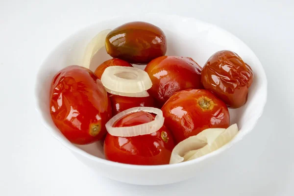 Мариновані помідори в білій тарілці . — стокове фото