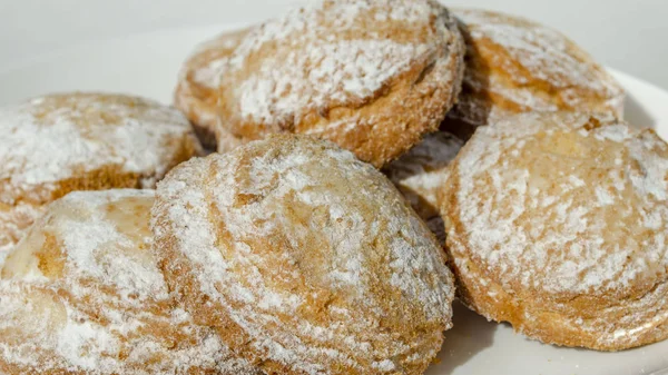 Pão de gengibre polvilhado com açúcar em pó close-up — Fotografia de Stock