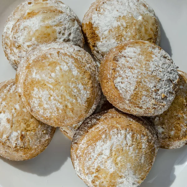 Pão de gengibre polvilhado com açúcar em pó close-up — Fotografia de Stock