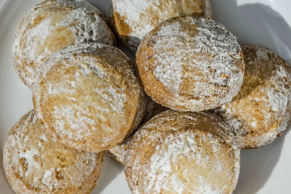 Pão de gengibre polvilhado com açúcar em pó close-up — Fotografia de Stock