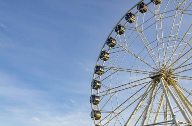 Mavi gökyüzü arka plan beyaz dönme dolap parçası