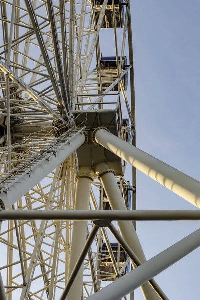 Metal structure line of Ferris wheel close-up view of the bottom white colour — Stockfoto