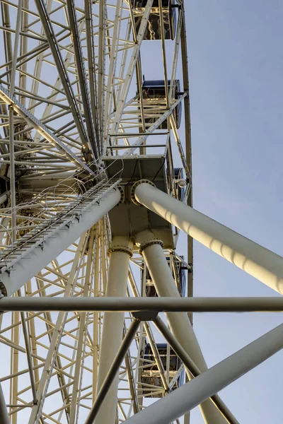 Linha de estrutura metálica da visão de close-up da roda gigante da cor branca inferior — Fotografia de Stock