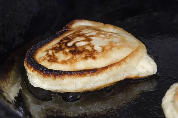 Cooking pancakes on the hot frying pan — Stock Photo, Image