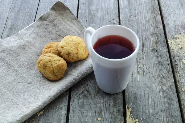 Cup of tea and cookies on wood table background, top view — Stock Photo, Image