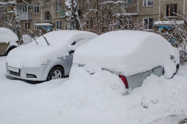 Kar yağışı sonrası kar altında arabalar
