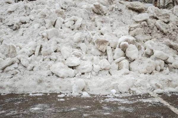 Limpeza das ruas no inverno contra o gelo — Fotografia de Stock