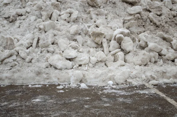 Limpeza das ruas no inverno contra o gelo — Fotografia de Stock