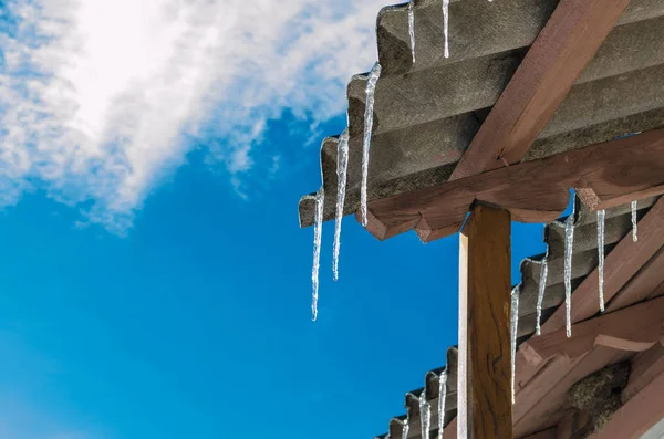 从屋顶掉到冰上的水滴 — 图库照片