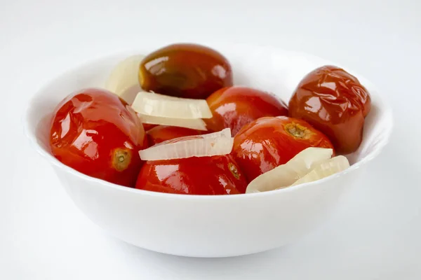 Nourriture fermentée dans une assiette o. Tomates marinées. Du sel pour l'hiver. Snack traditionnel pour l'alcool — Photo