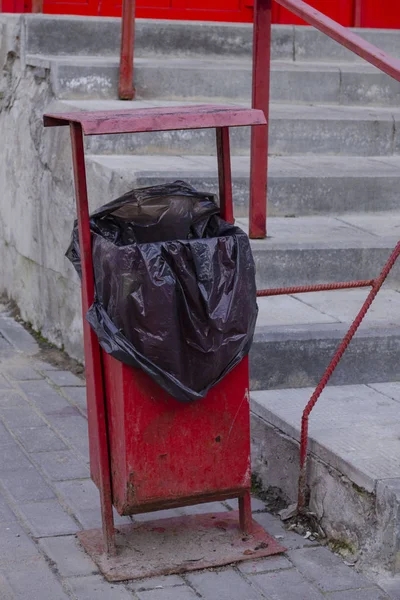 Металлическая красная корзина для мусора. Общий мусорный бак. Деталь наружной инфраструктуры . — стоковое фото