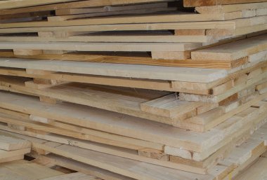 Tahtalar üst üste dizilmiş.