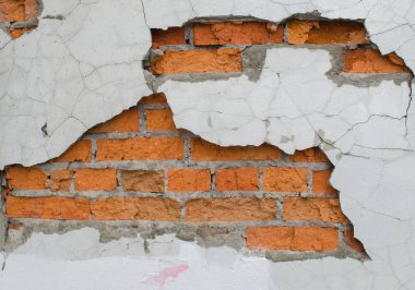 Yıkılan beton ve tuğla duvar