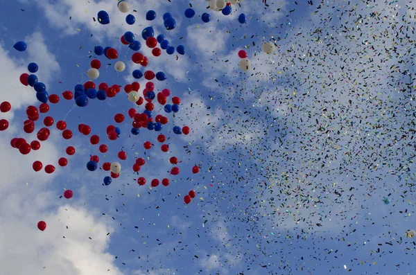 Globos y confeti en el cielo — Foto de Stock