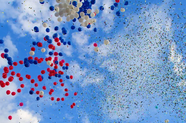 Balões Voadores Ouropel Céu Azul Com Nuvens — Fotografia de Stock