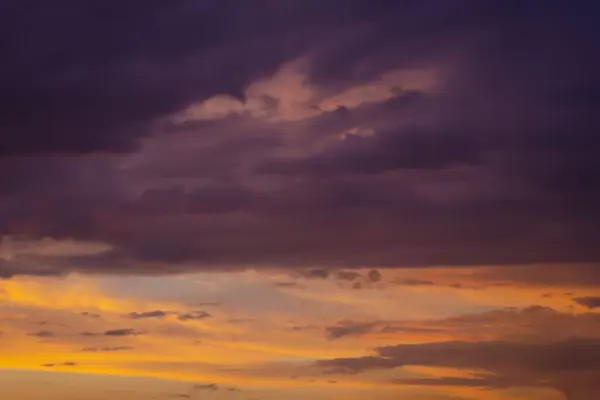 Drammatico cielo al tramonto con nuvole — Foto Stock