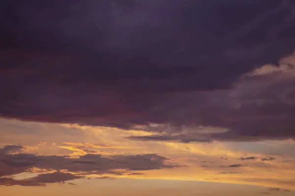 Впечатляющий закат неба с облаками — стоковое фото