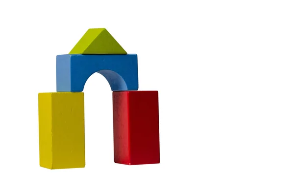 Cancello multicolore da cubi giocattolo di legno su uno sfondo bianco 1 — Foto Stock