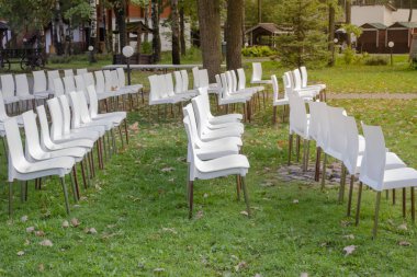 Beyaz plastik sandalyeler ziyaretçileri bekliyor..