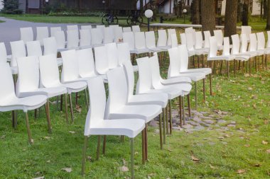 Beyaz plastik sandalyeler ziyaretçileri bekliyor..